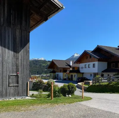 Ein allgemeiner Bergblick oder ein Berglick von des Bauernhofs aus