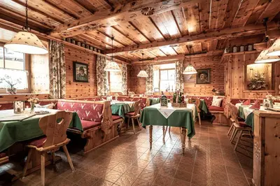 Ein Restaurant oder anderes Speiselokal in der Unterkunft Landhaus Santner - Örglwirt's Ferienwelt