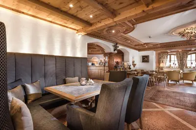 Ein Sitzbereich in der Unterkunft Alpines Lifestyle Hotel Tannenhof