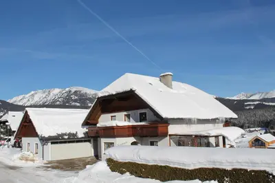 Ein allgemeiner Bergblick oder ein Berglick von der Ferienwohnung aus