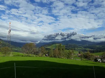 Ein allgemeiner Bergblick oder ein Berglick von der Ferienwohnung aus