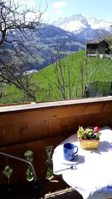 Ein allgemeiner Bergblick oder ein Berglick von der Ferienwohnung aus
