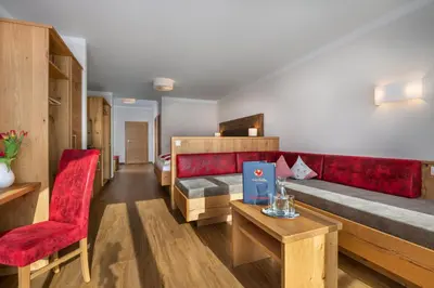 Ein Sitzbereich in der Unterkunft Hotel & Appartement Auerhahn