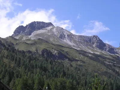 Ein allgemeiner Bergblick oder ein Berglick von des Bauernhofs aus
