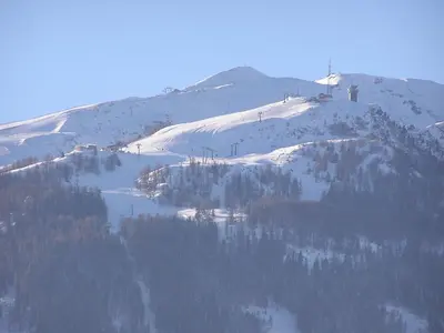 Ein allgemeiner Bergblick oder ein Berglick von des Bauernhofs aus