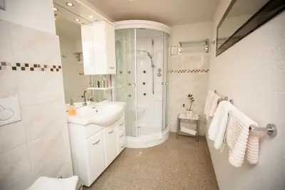 Ein Badezimmer in der Unterkunft Pension Knoll