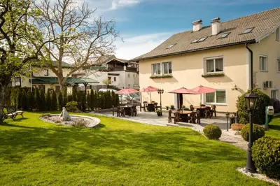 Ein Garten an der Unterkunft Pension Knoll