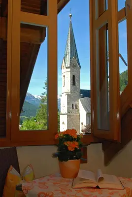 Ein allgemeiner Bergblick oder ein Berglick von des Aparthotels aus