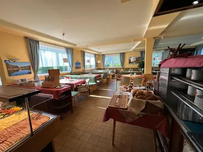Ein Sitzbereich in der Unterkunft Pension ALPENHAUS