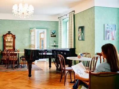 Ein Sitzbereich in der Unterkunft TAUROA Landhaus zu Appesbach