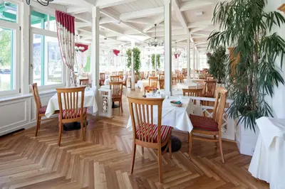 Ein Restaurant oder anderes Speiselokal in der Unterkunft Seevilla Altaussee