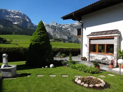 Ein allgemeiner Bergblick oder ein Berglick von der Ferienwohnung aus