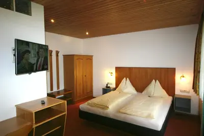 Ein Bett oder Betten in einem Zimmer der Unterkunft Hotel-Pension Stallinger