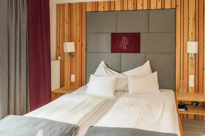 Ein Bett oder Betten in einem Zimmer der Unterkunft Naturhotel Lärchenhof