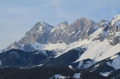 Ein allgemeiner Bergblick oder ein Berglick von des Ferienhauses aus