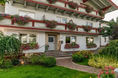Ein Garten an der Unterkunft Appartements-Pension Lindenheim