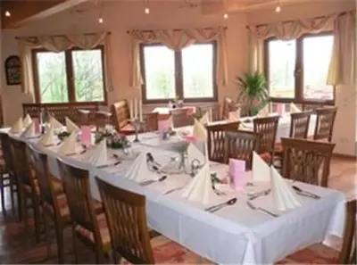 Ein Restaurant oder anderes Speiselokal in der Unterkunft Hotel Pension Stadlhuber Aktivpark Kremsmünster
