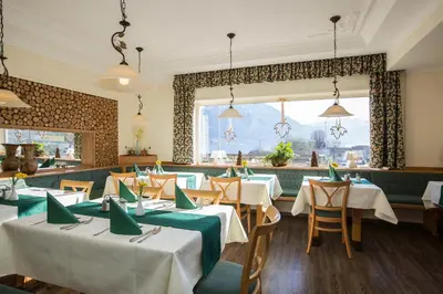 Ein Restaurant oder anderes Speiselokal in der Unterkunft Hotel Altmünsterhof