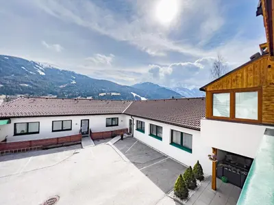 Ein allgemeiner Bergblick oder ein Berglick von des Aparthotels aus