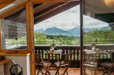Ein allgemeiner Bergblick oder ein Berglick von der Ferienwohnung aus