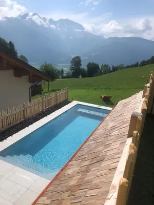 Ein allgemeiner Bergblick oder ein Berglick von des Bauernhofs aus