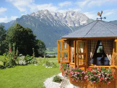 Ein allgemeiner Bergblick oder ein Berglick von des Bauernhofs aus