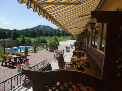Ein allgemeiner Bergblick oder ein Berglick von des Hotels aus