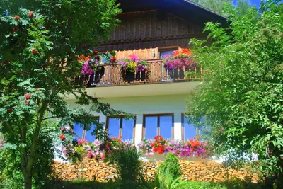 Ein Garten an der Unterkunft Apartment zum Wasserfall