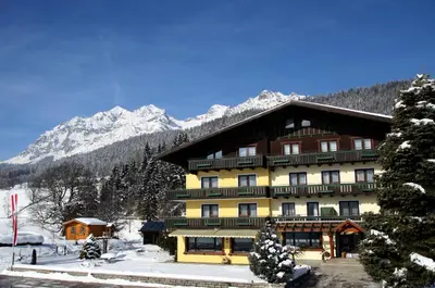 Ein allgemeiner Bergblick oder ein Berglick von des Bauernhofs aus