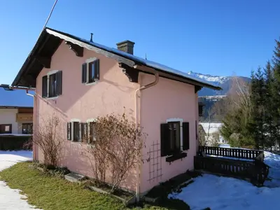 Ein allgemeiner Bergblick oder ein Berglick von des Ferienhauses aus