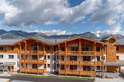 Ein allgemeiner Bergblick oder ein Berglick von des Aparthotels aus