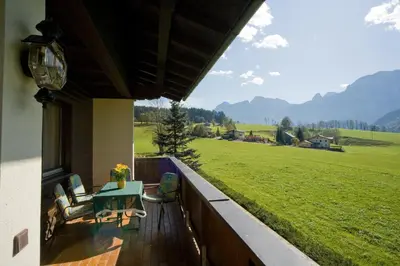 Ein allgemeiner Bergblick oder ein Berglick von der Pension aus