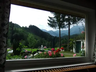 Ein allgemeiner Bergblick oder ein Berglick von des Ferienhauses aus