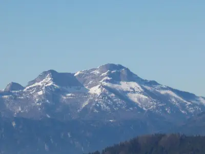 Ein allgemeiner Bergblick oder ein Berglick von des Bauernhofs aus