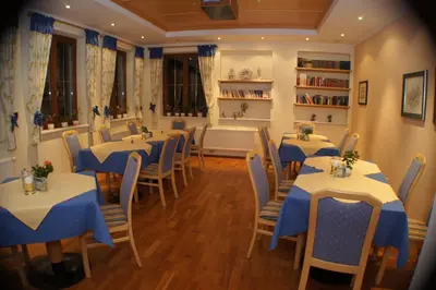 Ein Restaurant oder anderes Speiselokal in der Unterkunft Hotel Sonneck