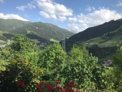 Ein allgemeiner Bergblick oder ein Berglick von der Pension aus