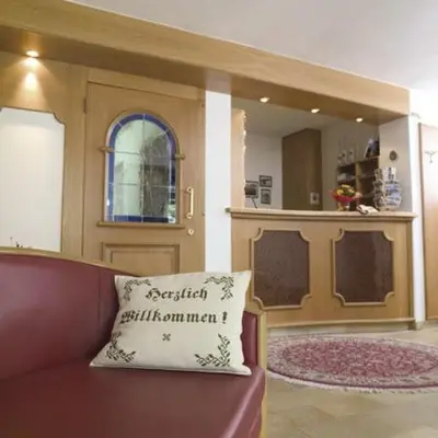 Ein Sitzbereich in der Unterkunft Hotel Hemetsberger