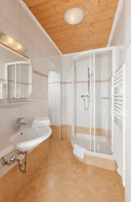 Ein Badezimmer in der Unterkunft ApartHotel Holzerhof