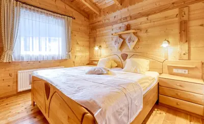 Ein Bett oder Betten in einem Zimmer der Unterkunft Almdorf im Winkl - Blockhüttendorf in Gröbming