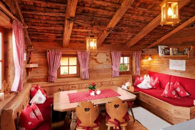 Ein Sitzbereich in der Unterkunft Almdorf Flachau - Luxus Hüttenurlaub