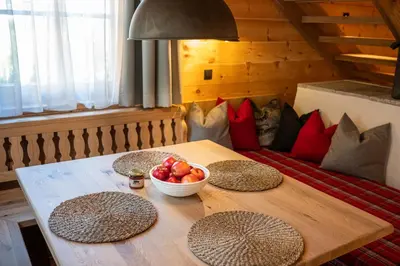 Ein Sitzbereich in der Unterkunft Dorf-Chalets Filzmoos mit Sauna