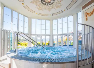 Der Swimmingpool an oder in der Nähe von Schlosshotel Lacknerhof