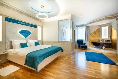 Ein Bett oder Betten in einem Zimmer der Unterkunft Schlosshotel Lacknerhof