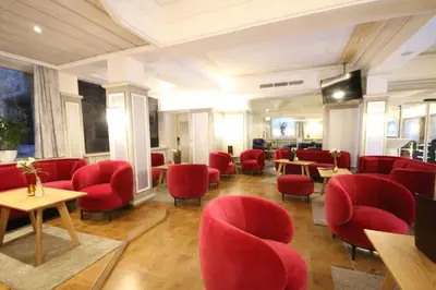 Ein Sitzbereich in der Unterkunft Schlosshotel Lacknerhof