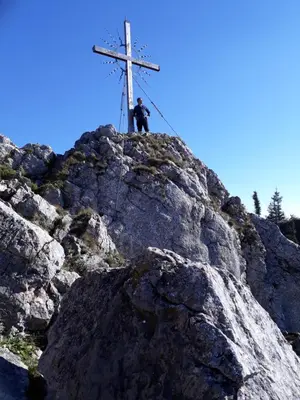 Ein allgemeiner Bergblick oder ein Berglick von des Bauernhofs aus