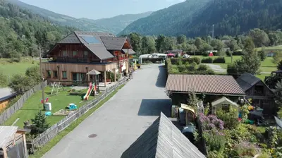 Ein allgemeiner Bergblick oder ein Berglick von des Bauernhofs aus