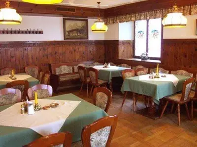 Ein Restaurant oder anderes Speiselokal in der Unterkunft Gasthof Kemmetmüller