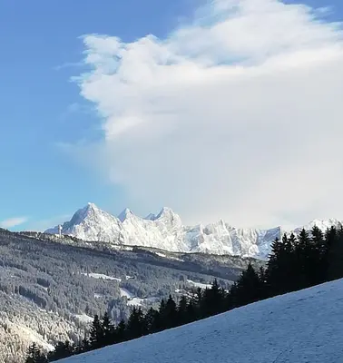 Ein allgemeiner Bergblick oder ein Berglick von der Ferienwohnung aus