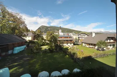 Ein allgemeiner Bergblick oder ein Berglick von der Pension aus
