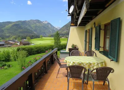 Ein allgemeiner Bergblick oder ein Berglick von des Chalets aus